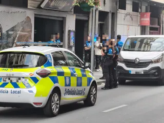 Presencia de la Policía Local en un establecimiento de Álvaro Gil | S24H
