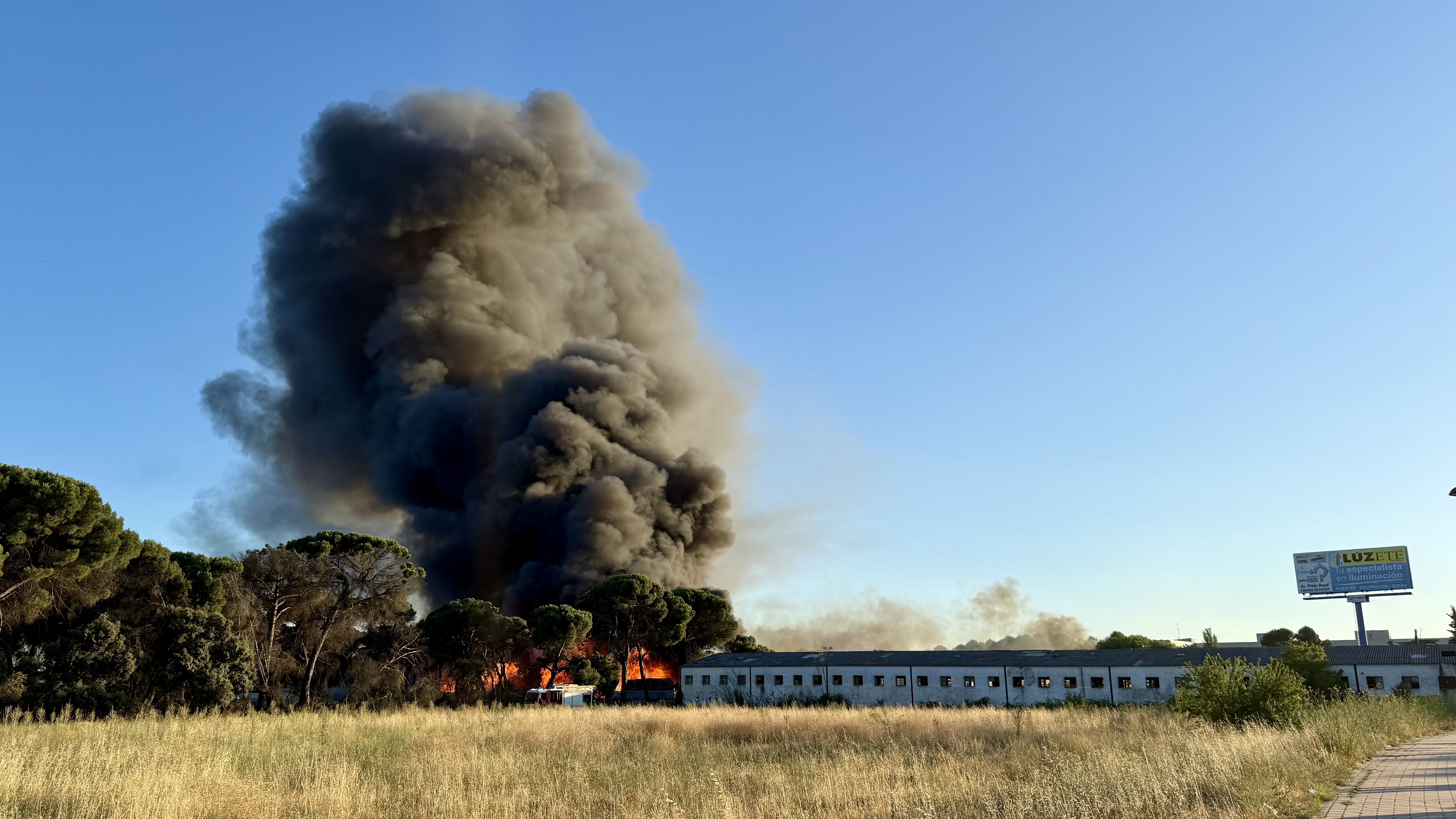 Incendio en una empresa de palets de Valladolid. Leticia P&eacute;rez | ICAL