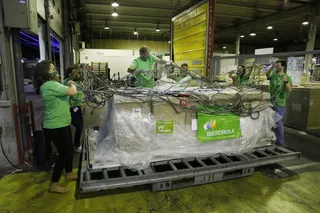 20200804. Voluntarios Iberdrola Llegada respiradores a Barajas