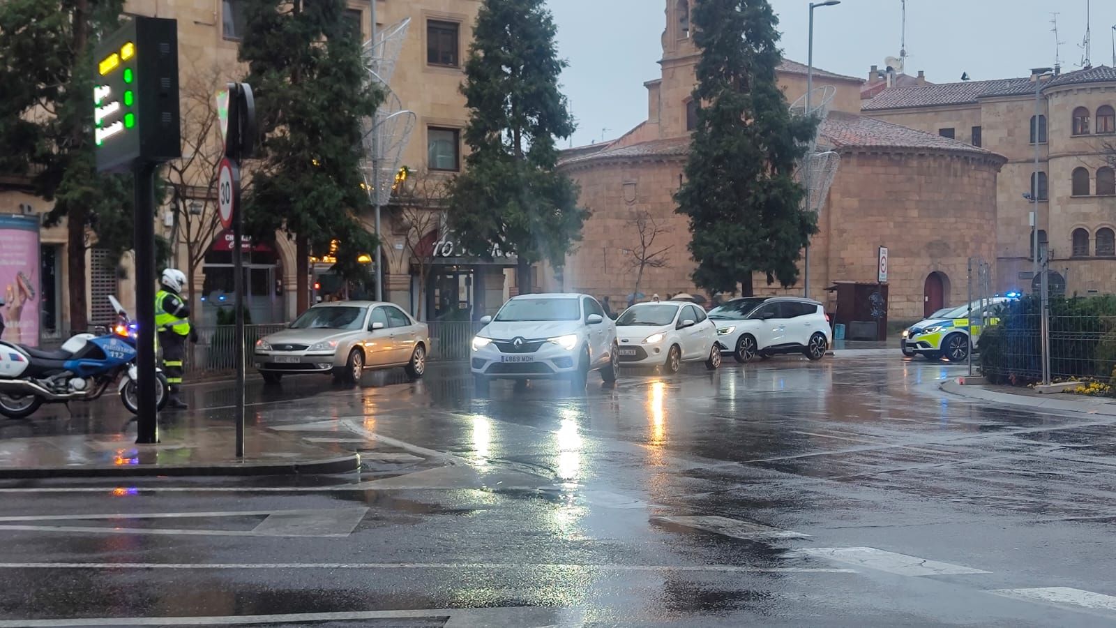 Corte de tráfico en la Cabalgata de Reyes 2025, en la avenida Mirat