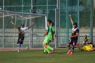 Pablo Espina, puño en alto, celebra el 2-0 ante el Leganés B / FOTO: SALAMANCA24HORAS.COM.