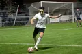 Javi Moríñigo, jugador del Ciudad Rodrigo, realiza un despeje