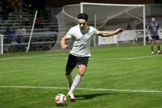Javi Moríñigo, jugador del Ciudad Rodrigo, realiza un despeje