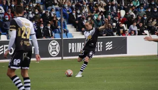 Manu Sánchez golpea en largo ante el Valladolid Promesas | FOTO SALAMANCA24HORAS.COM