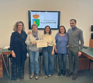 Entrega de la recaudación de la comida solidaria de Villamayor a ASDEM