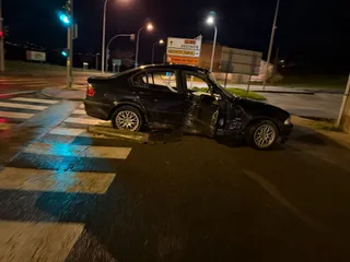 Los Bomberos excarcelan a un hombre tras un fuerte choque en la calle Buenaventura