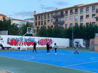Un grupo de jóvenes jugando con las nuevas canastas instaladas en el parque de la Huerta