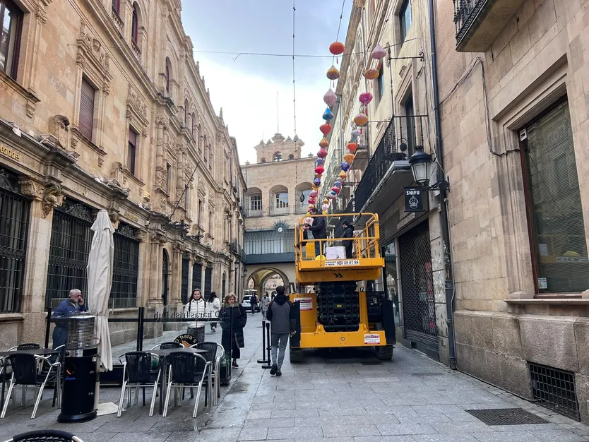 Instalación de farolillos chinos en la calle de Zamora