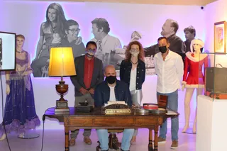 Ana Suárez y Fernando Castaño inauguran la exposición 'Historias para no olvidar' de Chicho Ibáñez Serrador.