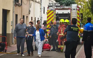 Vicente / ICAL . Tres personas han requerido asistencia sanitaria este lunes por inhalación de humo tras declararse un incendio en una vivienda de un bloque de tres plantas situado en la calle San Marcial de Ciudad Rodrigo