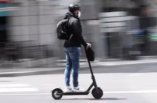 Muere un hombre de 25 años que conducía un patinete eléctrico tras chocar con un taxi en Barcelona