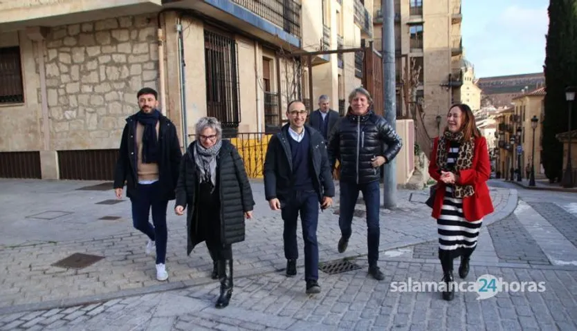 Carlos Martínez, atiende a los medios de comunicación junto a David Serrada, antes del encuentro con la militancia