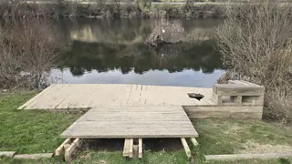 Uno de los puestos de pescadores afectados en la zona entre el Puente Gudino al Molino del Canto en Villamayor | Andrea Mateos