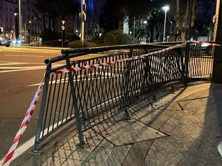 Vallas dañadas en Gran Vía por el impacto de un coche. Fotos S24H (4)