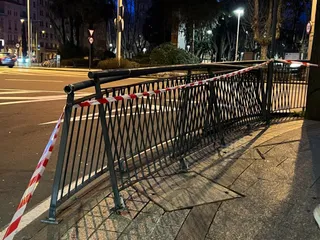 Vallas dañadas en Gran Vía por el impacto de un coche. Fotos S24H (4)
