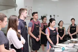 Estudiantes de español recibiendo clases gastronómicas