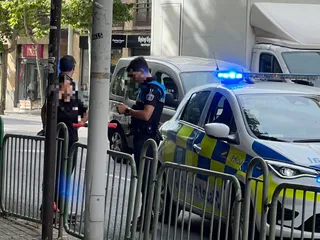 Policía Local multando por uso indebido de patinete
