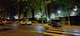 Agentes de la policía en la residencia universitaria ubicada en el paseo de San Vicente