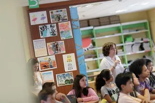 Una profesora durante una clase en un instituto madrileño. Foto de archivo