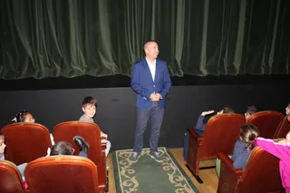 El concejal de educación Luis Sánchez visita la actividad "Los escolares van al teatro"