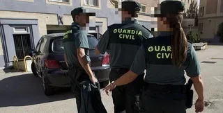 Una guardia civil se enfrenta a prisión por llevar un chaleco antibalas femenino