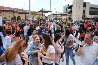 Pasacalles de las peñas tras el reparto de camisetas