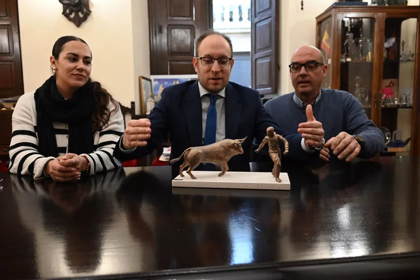 El alcalde Marcos Iglesias, junto al teniente de alcalde Ramón Sastre y la delegada de Asuntos Culturales del Carnaval Paola Martín Muñoz presentando la escultura en honor al Carnaval del Toro