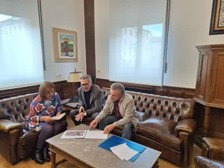 Reunión de la Plataforma Cuidamos Villamayor y la subdelegada del Gobierno en Salamanca, Rosa López