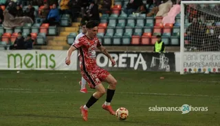Izan Gutiérrez, jugador del Guijuelo, ante el Salamanca CF UDS | FOTO SALAMANCA24HORAS.COM
