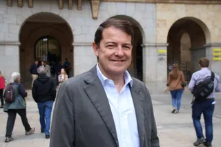 Alfonso Fernández Mañueco ejerciendo su derecho a voto