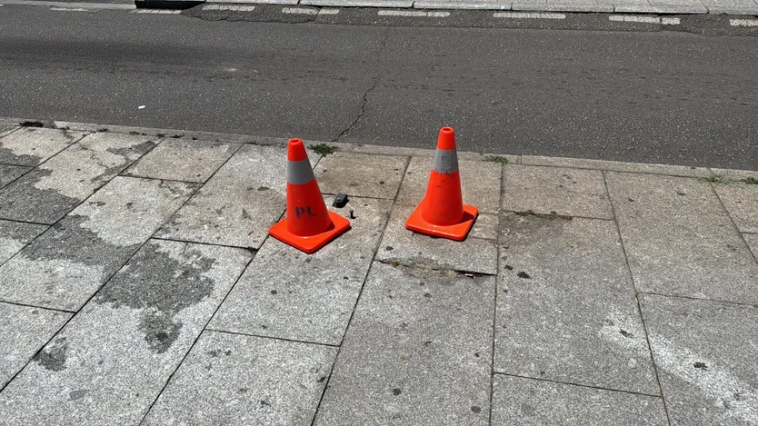 Restos de la señal contra la que impactó el conductor que perdió el control de su vehículo en la calle San Pablo
