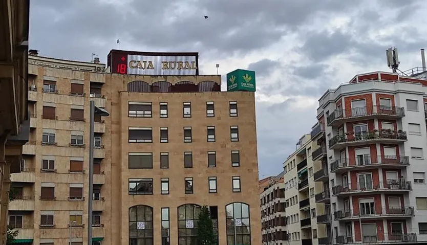 El térmometro de Caja Rural marca 18 grados.