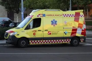 Una ambulancia circulando en una imagen de archivo