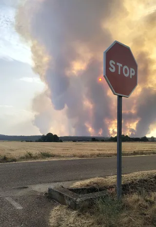 Incendio forestal en Molezuelas de la Carballeda (Zamora), vist desde Alcubillas de Nogales, uno de los pueblos desalojados por este incendio | Javier López