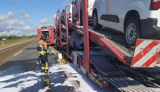 un camion comienza a arder en la a 52