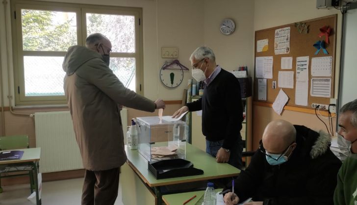 El número uno de la lista de Unidas Podemos por Salamanca, José Vicente Delgado, ejerciendo su derecho al voto en el colegio electoral de Cabrerizos