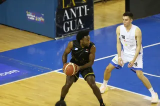 Nelson Yengue, ante Marín Ence | FOTO SALAMANCA24HORAS.COM