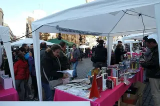 Mercadillo solidario en el barrio del Oeste