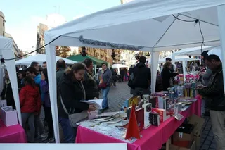 Mercadillo solidario en el barrio del Oeste