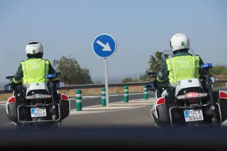 Una patrulla de la Guardia Civil de Tráfico. - GUARDIA CIVIL - Archivo
