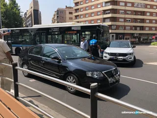 Accidente Autobús Coche rotonda UDS (1)