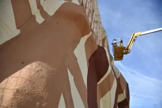 Reflejo de un pueblo sobre la pared