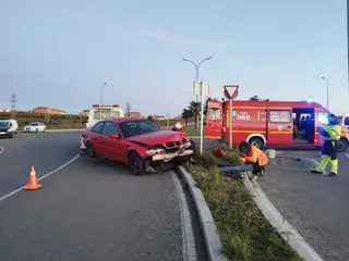 Choca contra una farola y destroza su vehículo en la avenida de Mariano Rodríguez. Fotos Andrea M. (3)