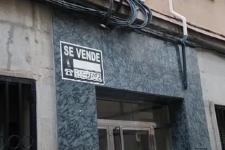 Cartel de se vende en Salamanca. Foto de archivo
