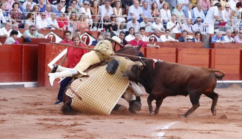 Salvador Núñez en el primer toro de la tarde