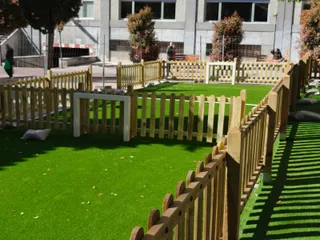 Parque infantil de la plaza de Carmelitas con los nuevos ‘campitos’ de fútbol y mobiliario mejorado | Anass Álvarez