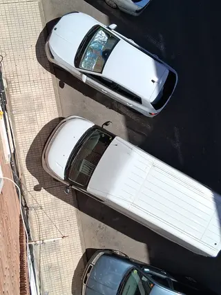 Furgoneta aparcada en la Calle Gargabete invadiendo parte de la acera. 