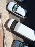 Furgoneta aparcada en la Calle Gargabete invadiendo parte de la acera.