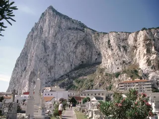 Gibraltar se quita la mascarilla y abre los bares hasta las 2:00 de la madrugada