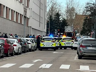 Policía Local y Bomberos Desalojan un edificio en la calle Príncipe de Vergara.